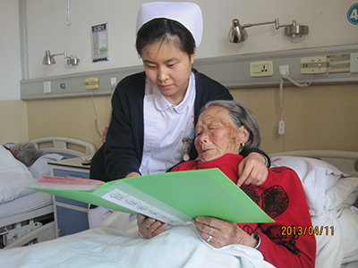 护士为老年患者进行健康宣教.JPG