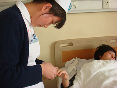 护士为患者进行生活护理剪指甲.JPG