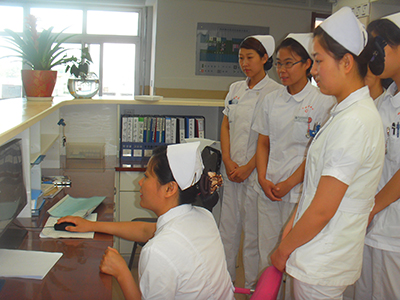护士积极的参加业务学习.JPG